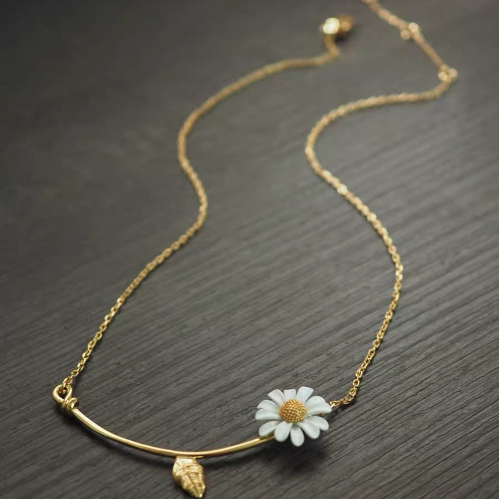 Kate Spade necklace daisy flower necklace